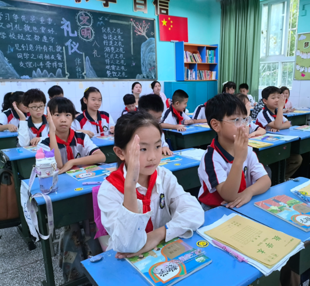 >骨干教师推动小学办学质量快速提高小学的逆袭并非个例