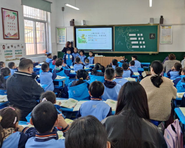 ><b>赛道不少学生学以致用研制的智能驱鸟系统落地村庄果园</b>
