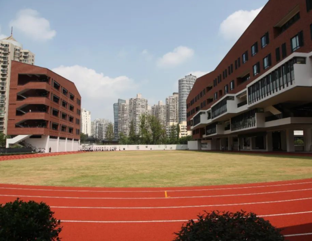 >路灯信号灯与地下管网同步配齐为校区师生出行系牢安全带