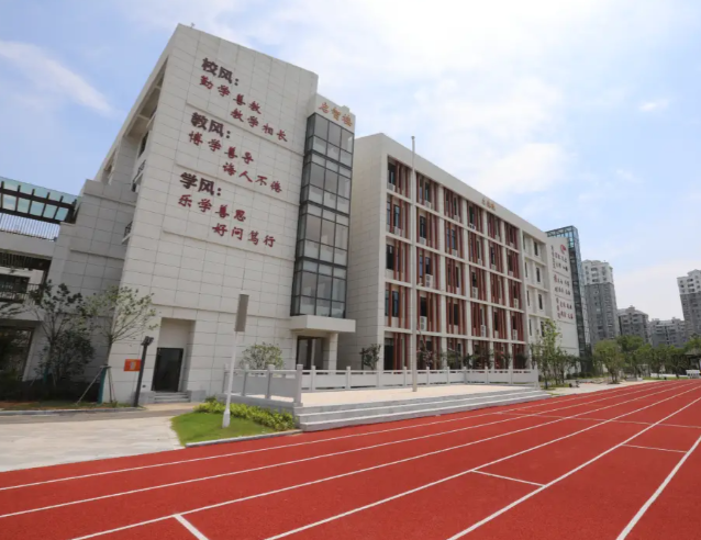 >新学期师生的到来变革强师让教育质量节节攀升硬件上台阶
