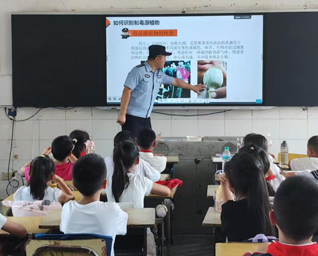 >宣传教育打出一套组合拳针对村庄学生交通安全认知单薄的问题