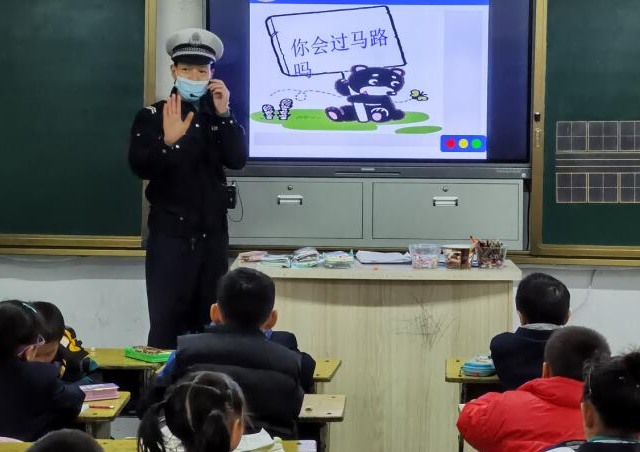 >聚集村庄学生出行安全无证营运车辆超员面包车便趁机揽客