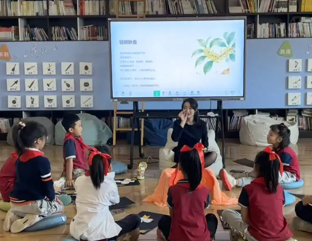 >清晨的校园生机盎然在体育孩子们挥洒汗水一旁的AI系统同步工作
