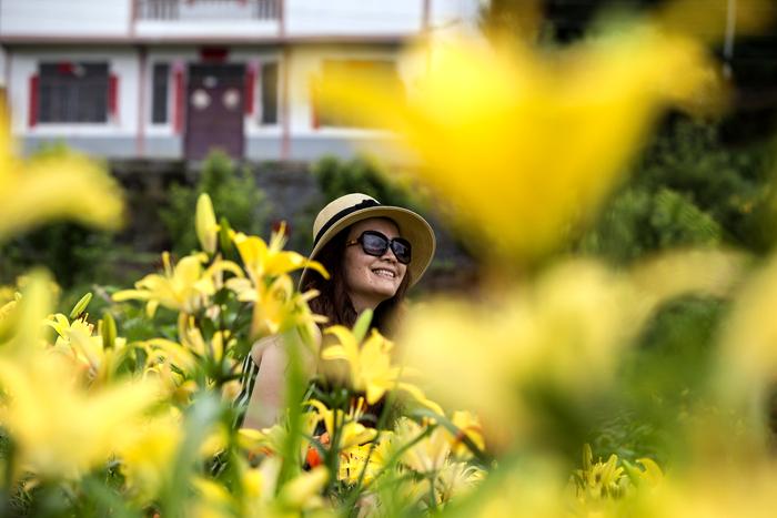 黔江：百合花开醉游人 乡村旅游乐翻天